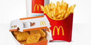 FOTO VIDEO In spatele usilor inchise: cum sunt obtinute controversatele batoane de pui McNuggets de la McDonald's