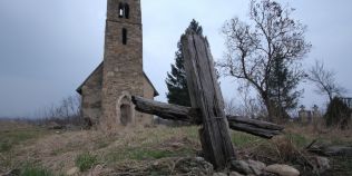Misterele bisericii din Strei: icoanele batjocorite de la temelia celei mai colorate biserici de pe Valea Streiului