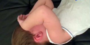 VIDEO Motivul scandalos pentru care o mama s-a filmat in timp ce ii aplica baietelului ei de doi ani o bataie 