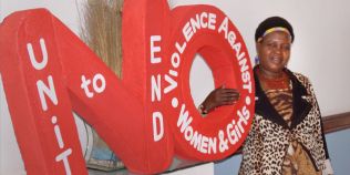 FOTO Femeia capitan din Malawi care a anulat peste 850 de casatorii intre minori si i-a trimis pe copii la scoala