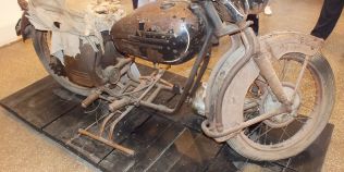 Motocicleta unicat construita in 1954 de trei detinuti politici in inchisoarea de la Aiud. Au folosit doua motoare de avion
