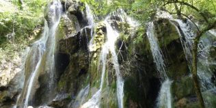 A secat cascada Beusnita, considerata mai frumoasa ca Bigarul. Turistii au inceput sa isi lase urmele