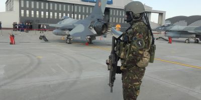 Primele avioane de tip F-16 cumparate de Romania. Dacian Ciolos si Mihnea Motoc inspecteaza aeronavele ajunse la Fetesti