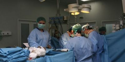 Caz medical fara precedent in Romania. Bebelus nascut cu creierul in gura