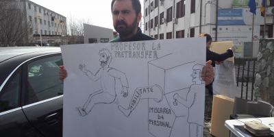 Profesorul care se lupta pentru dreptul de a preda, protestand in strada: 