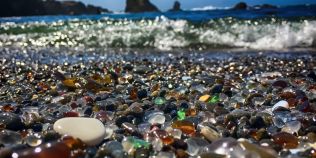 VIDEO Cum transforma natura gunoiul in nestemate. Plaja din California care atrage mii de vizitatori