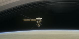 FOTO Sonda spatiala Cassini a transmis spre Terra primul semnal radio dupa ce a plonjat intre inelele planetei Saturn