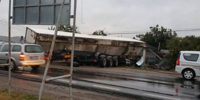 Valcea: Trafic rutier ingreunat pe DN7, circulatie feroviara blocata, din cauza unui TIR rasturnat