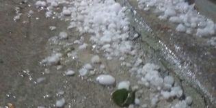 VIDEO A plouat cu gheata cat oul de porumbel. Vuietul produs a trezit lumea din somn
