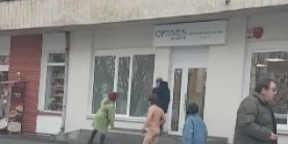 VIDEO Ultima moda pe strazile din Bistrita: la plimbare in pielea goala