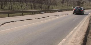 VIDEO Cum s-a rupt in doua un drum din Romania reabilitat recent