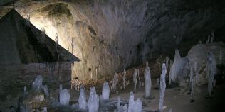 Misterioasele biserici rupestre construite acum 800 de ani intr-o pestera din Valceaest